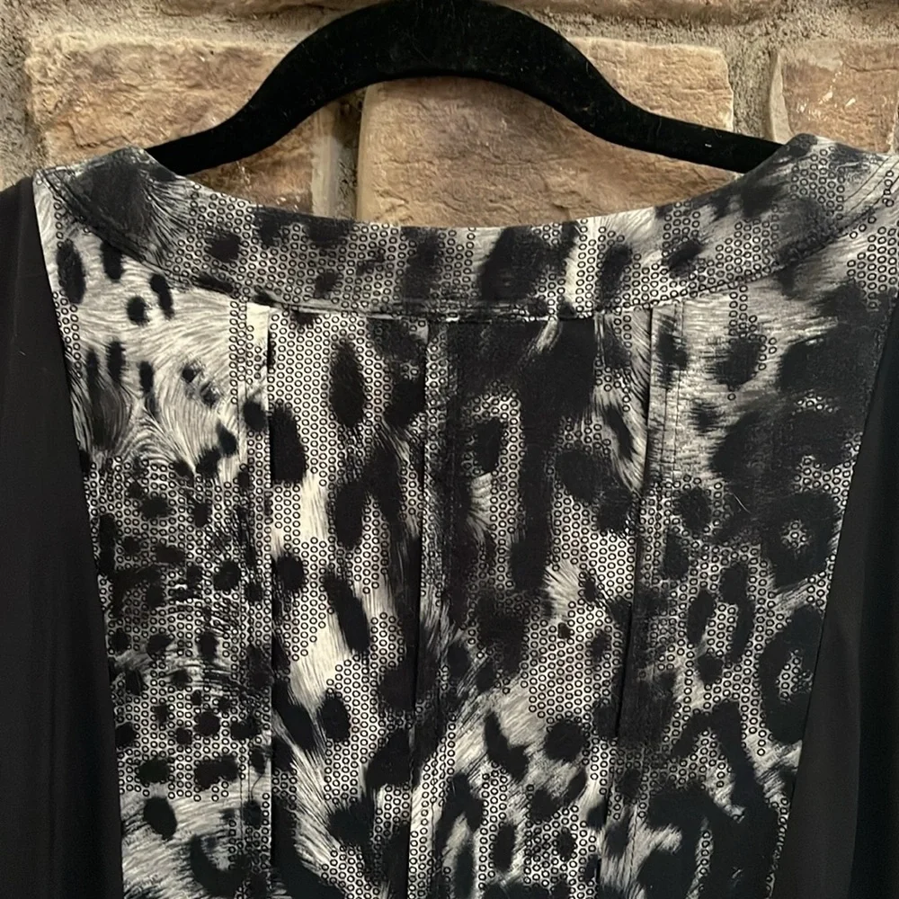 Peter Nygard black and light gray V neck blouse. Size XL - Picture 4 of 9